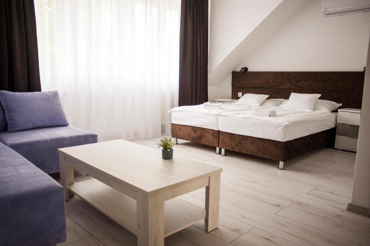 Q-Panzio Bed and Breakfast Tata Eksteriør billede