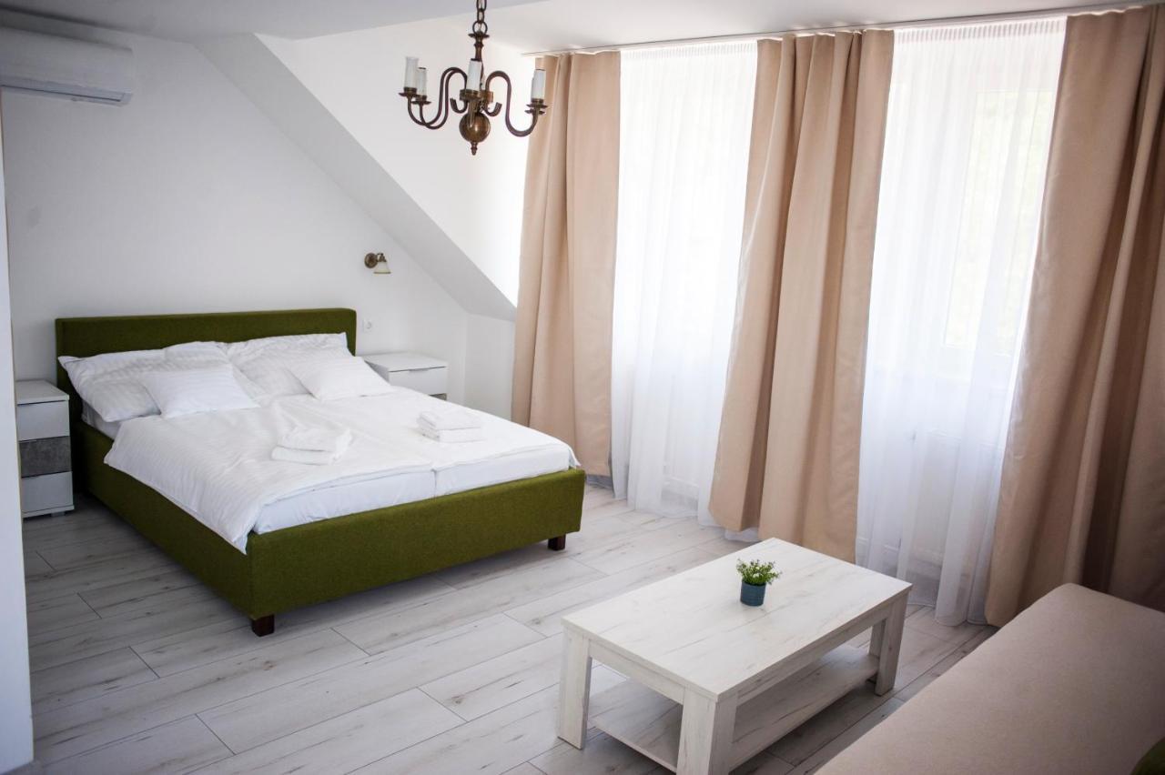 Q-Panzio Bed and Breakfast Tata Eksteriør billede